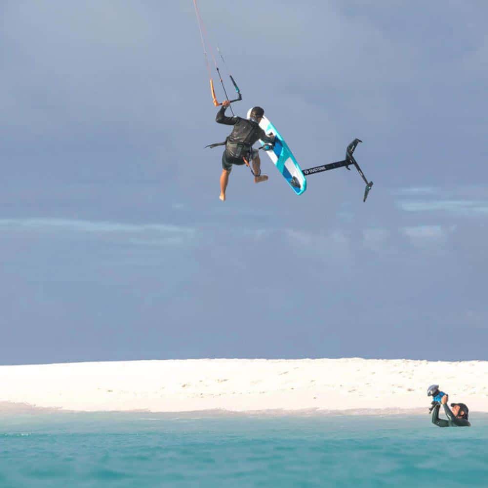 Duotone-PACE-kitesurfboard-2019-Action-4